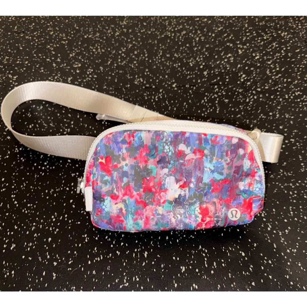 LULULEMON Everywhere Belt Bag 1L Flower Glide‎ Multi Color Vapor Authentic